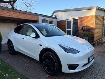 Tesla model Y Long Range Boost Tazne zariadenie