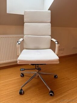 Bílé kancelářské křeslo