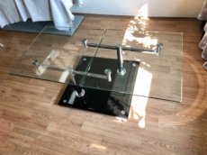 Designový konferenční skleněný stolek