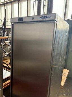 Skříň chladící ventilovaná NORDline UR400S, plné dveře, nere