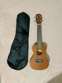 Koncertní ukulele Harley Benton UK-11C Brown s obalem.