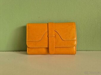 Nová zářivě žlutá kožená peněženka