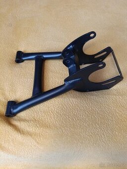 ATV 125, kyvná vidlice a náboj hřídele