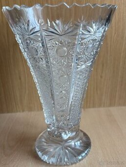 Broušená váza z olovnatého skla