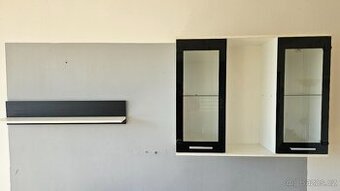 Skříňka s poličkou