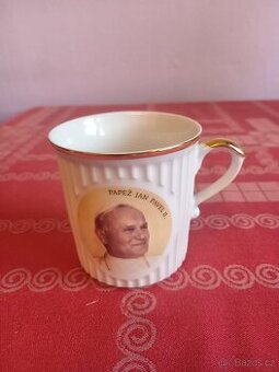 Keramický hrneček s papežem