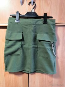 Pouzdrová zelená sukně s kapsami a ozdobným řetízkem - 1
