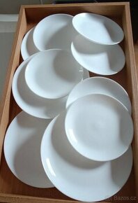 Bílé francouzské sklo: 6x malý a 4x velký talíř