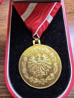 Vojenska medaile/ vyznamenani za zásluhy v etuji