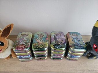 Pokémon Prismatic Evolutions plechovky - více druhů