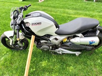 Ducati Monster 696