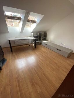 Studentska sestava se stolem