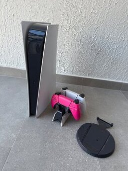 PS5 + 2x dualsense ovládače + dokovacia stanica