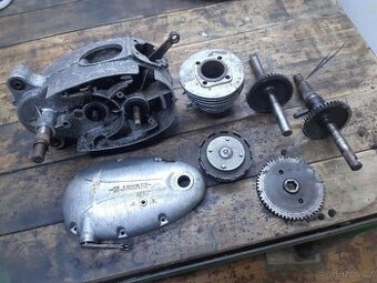 Stadion S22 - motor s díly