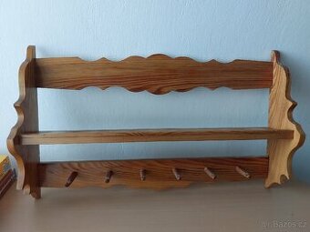 Krásná stará dřevěná polička na hrníčky a talířky