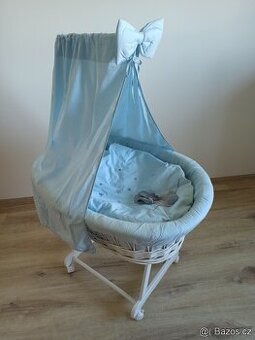 Proutěná postýlka pro miminko