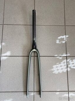 Karbonová vidlice z kola Trek Domane SLR
