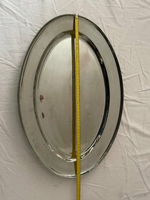 Talířky, tácy, příbory, stolky