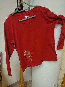 Triko se strojní výšivkou velikosti L
