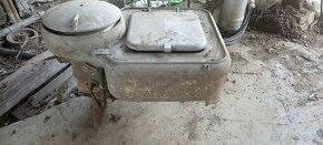 Stará pračka a ždímačka.