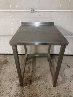 Nerezový stůl s lemem