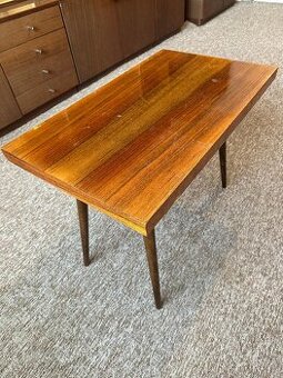 dřevěný konferenční stolek