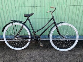 Staré pěkné retro kolo. Pěkná dekorace