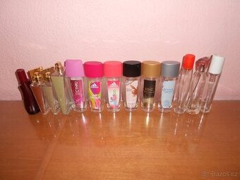 Prázdné parfémové lahvičky.