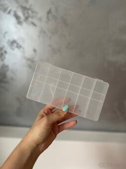 Plastový organizér s přihrádkami