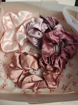 Dárkové balení saténových scrunchie