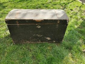 Starý vojensky kufr