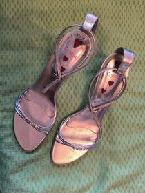 Stříbrné kožené sandále na vyšším podpatku vel. 39