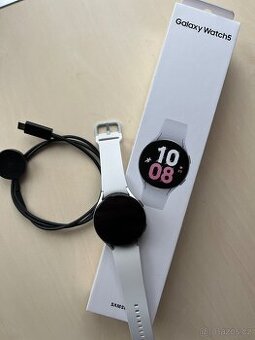 Samsung Galaxy Watch 5, stříbrné, 44 mm