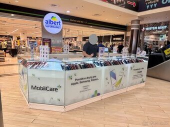 Stánek do obchodního centra – robustní konstrukce, sklo, pod