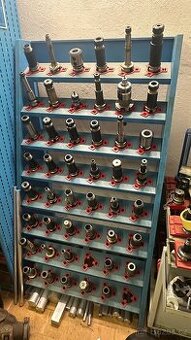 Regál - pořadač upínačů k CNC centru