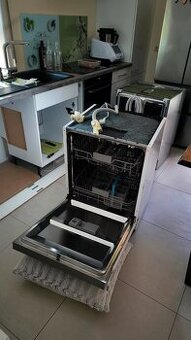 Částečně integrovaná vestavná myčka nádobí Samsung DW60M6050
