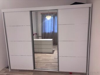 Šatní skříň 250 cm
