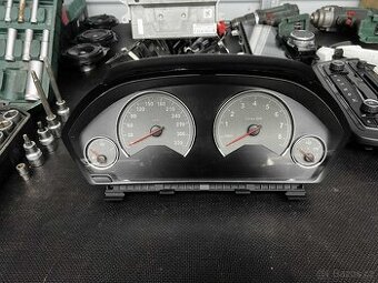 BMW F80 M3 DCT Budiky / tachometr