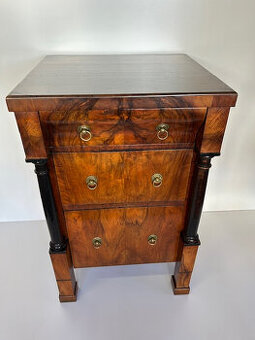 Malá komoda biedermeier okolo roku 1820.