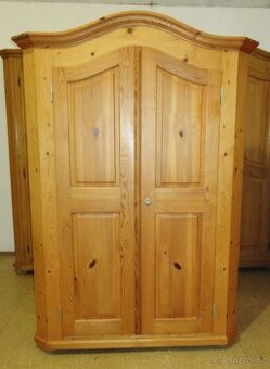 Šatní skříň z borovice dvoudveřová - masiv - Výborný stav