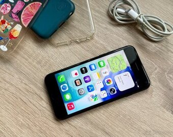 Apple iPhone SE 2 64gb černý- pěkný stav, kryty, IOS 26