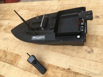 Zakrmovací loď na 12V (20km/hod) s GPS 40 pozic, nepoužitá