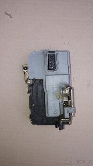 zámek dveří peugot 306