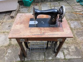 starý šicí stroj