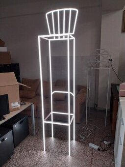 Vysoké reklamní svítící makety židle - 2 kusy