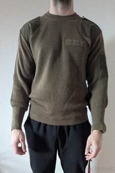 Olivově zelený army svetr