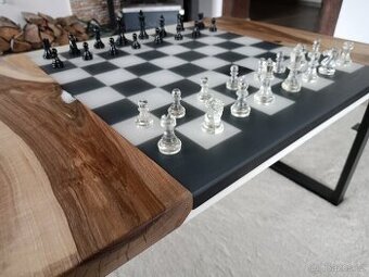 Šachový epoxidový stolek z ořechu + figurky