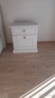 noční stolek z masivního dřeva ve stylu Provence