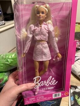 Deluxe Style BARBIE s Blond Vlasy a Módním Oblečením