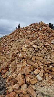 ZDARMA  Cihly a kameny z demolice